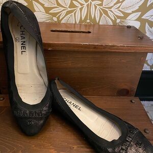 CHANEL Black Flats with Textured Detail
